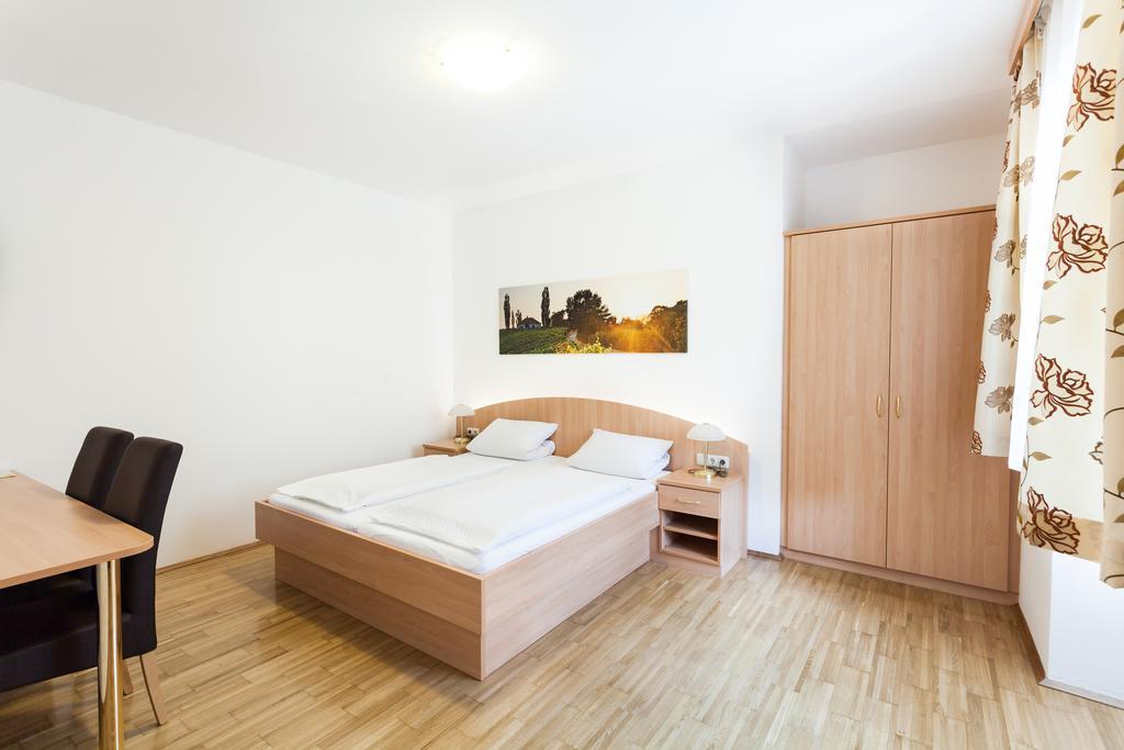 Gaestehaus Ferk - Fruehstueckspension, Bed & Breakfast Bad Radkersburg Rom bilde